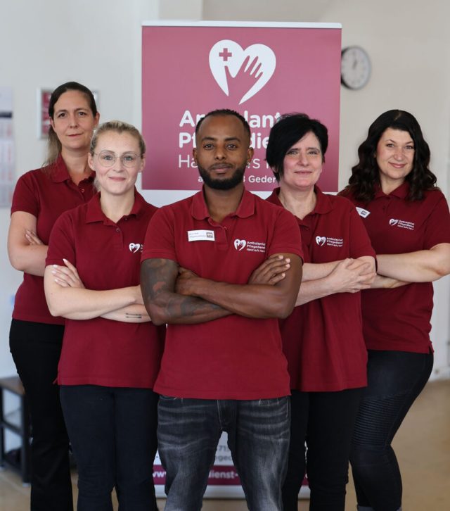 pflege team hand aufs herz gruppenfoto e1754073481589