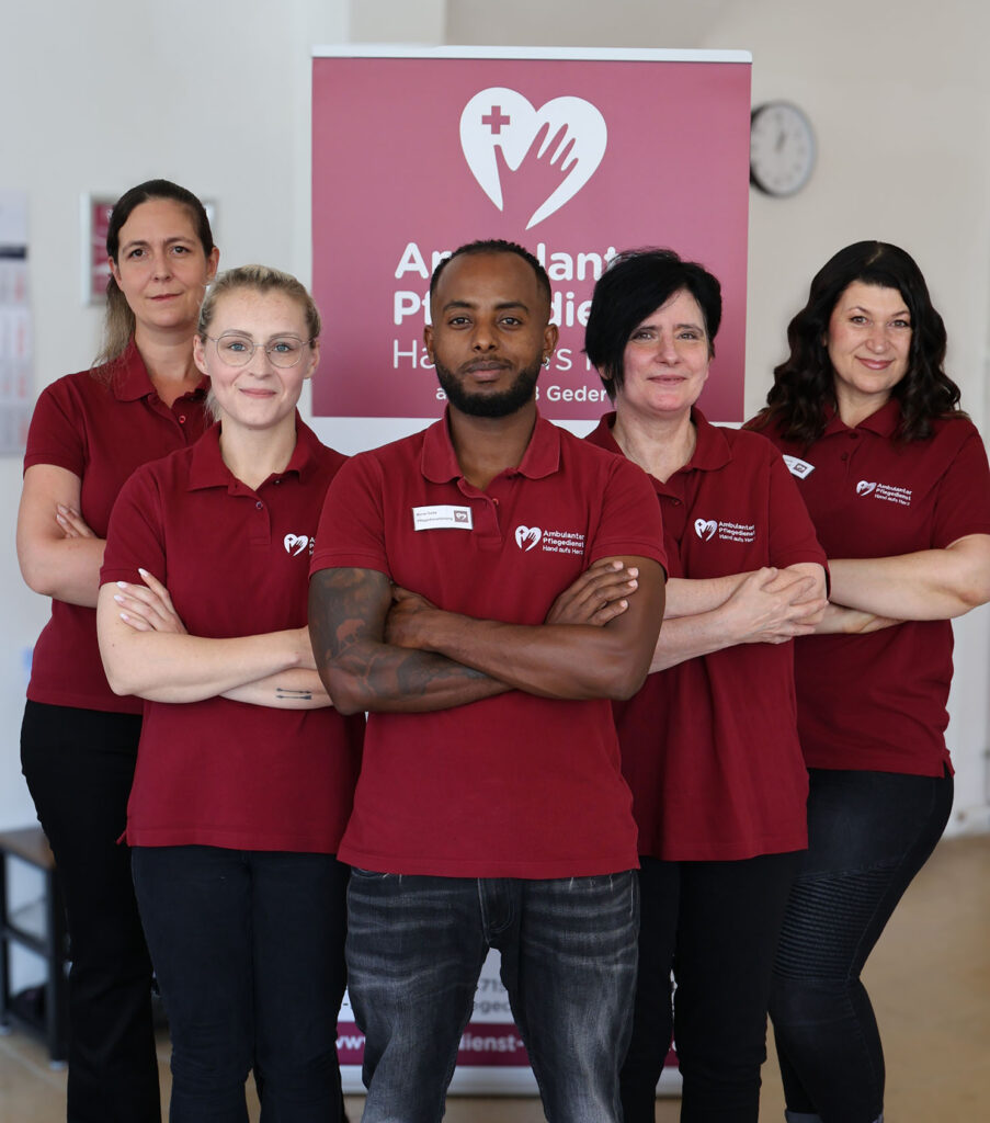 pflege team hand aufs herz gruppenfoto e1754073481589